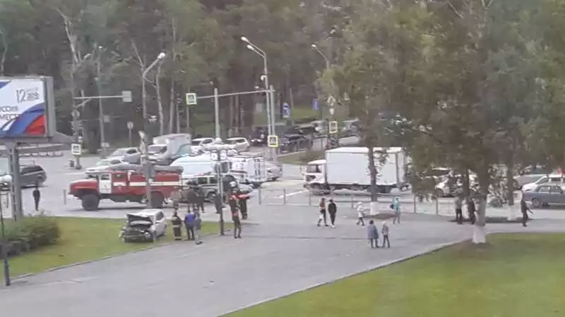 На Сахалине иномарка вылетела на площадь перед Домом правительства, едва не погубив людей