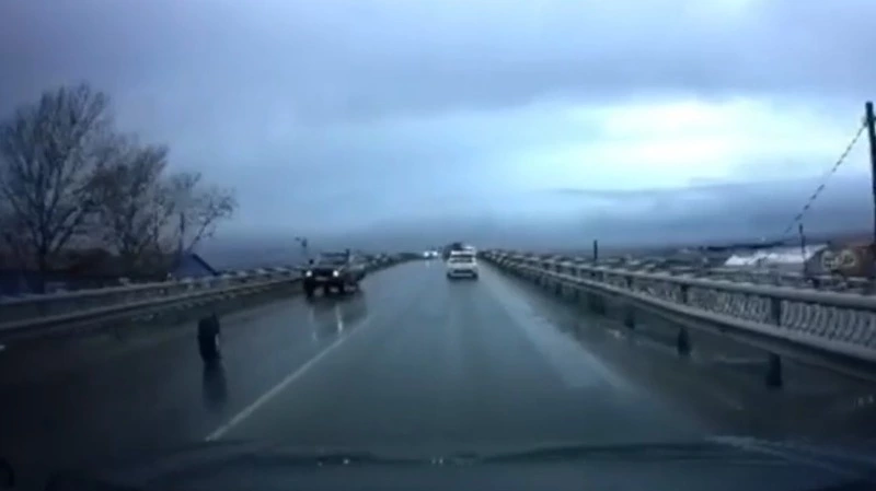 Внедорожник на ходу потерял колесо в Южно-Сахалинске. Видео