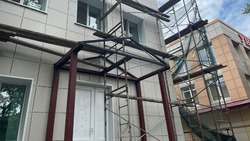 В поликлинике Углегорской ЦРБ завершается ремонт фасада