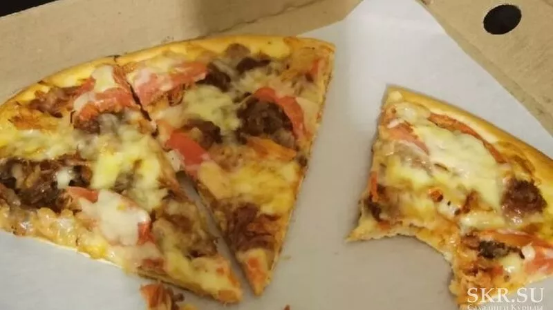 Сахалинцы утверждают, что их накормили пиццей с дешевой тушенкой вместо заявленной говядины