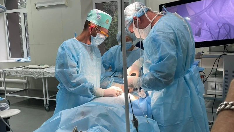 Сахалинские медики осваивают передовые хирургические техники лечения грыж