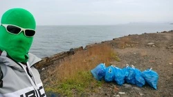 Супергерой Чистомэн убрался на берегу в одном из городов Дальнего Востока