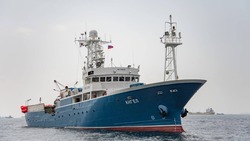 Рыбаки судна «Ангел», спасшие дрейфовавшего в море мужчину, получили награды Росрыболовства