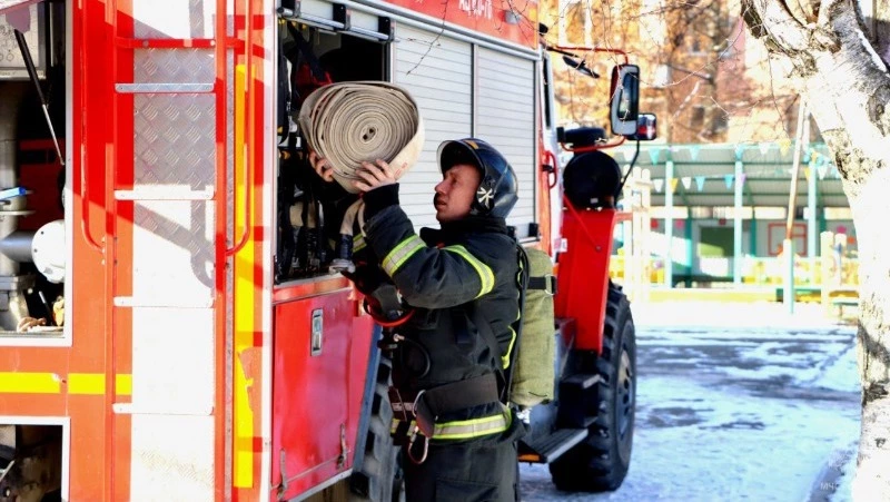 В Южно-Сахалинске 11 человек тушили жилой дом