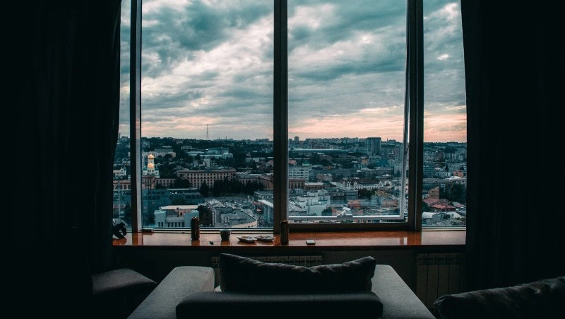 Житель Южно-Сахалинска попытался убить сожительницу, вытолкнув ее из окна 4 этажа