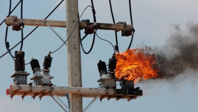 Опора ЛЭП загорелась в Углегорском районе