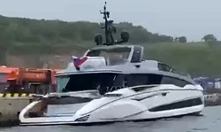 Яхта из Приморья привлекла внимание курильских рыбаков