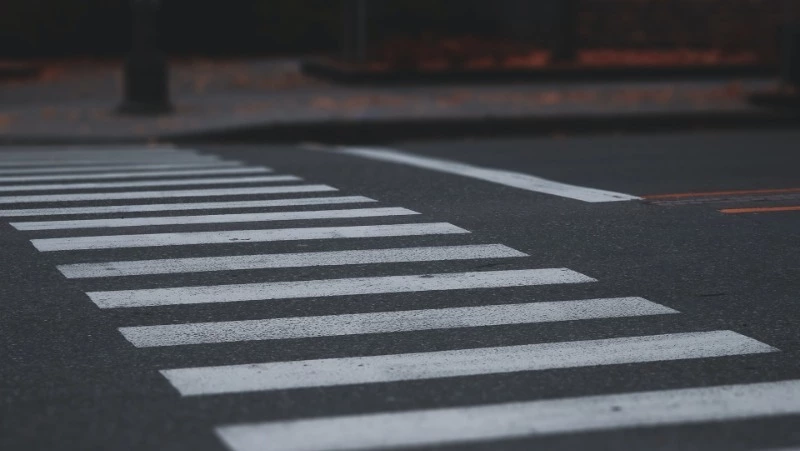 Subaru Forester сбил мужчину, который шел по дороге на красный свет в Южно-Сахалинске