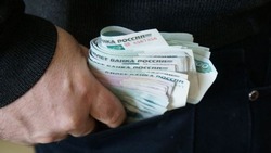Мужчина украл 35 тысяч рублей из куртки родственника в Поронайском районе