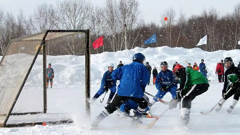 Чемпионами области по хоккею с мячом стали охинцы