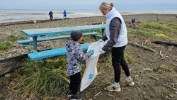 Берег реки Макарова очистили от оставленных туристами отходов на Сахалине