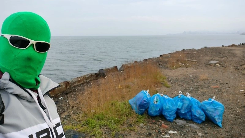 Супергерой Чистомэн убрался на берегу в одном из городов Дальнего Востока