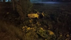 Автомобиль Toyota Mark 2 улетел в кювет с кольца в Южно-Сахалинске