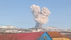 Вулкан Эбеко на Парамушире выбросил столб пепла на высоту три километра 