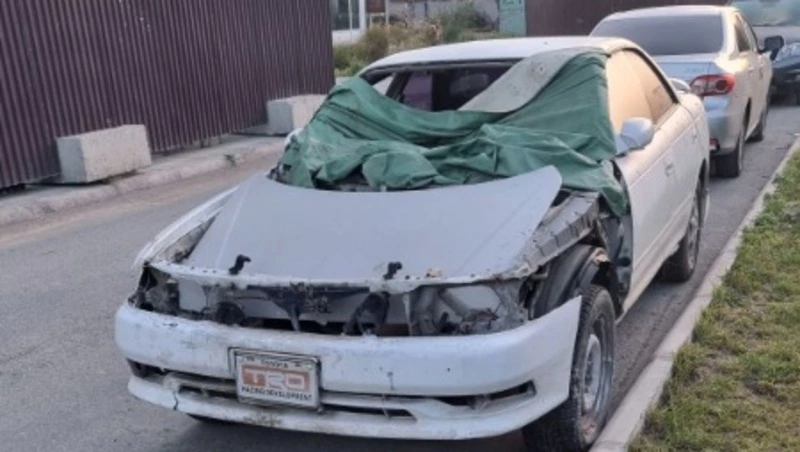 Брошенные машины заполонили парковку многоквартирного дома в Южно-Сахалинске