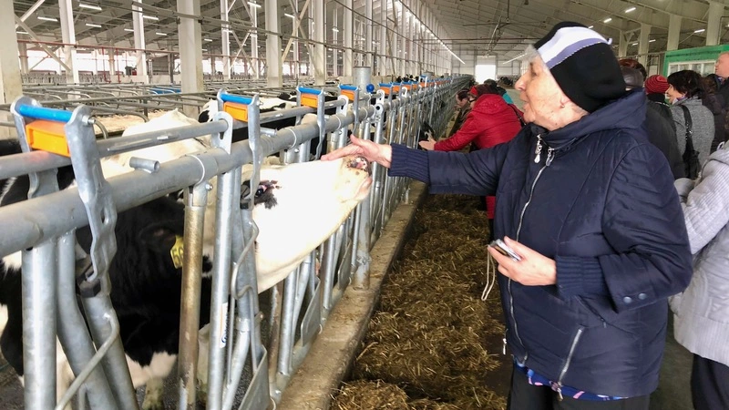 Синегорские ветераны познакомились в Аниве с «человеком-тиром» и впечатлились молочной фермой