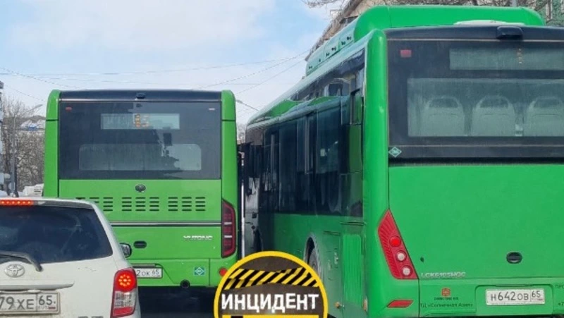 Два пассажирских автобуса столкнулись в Южно-Сахалинске 