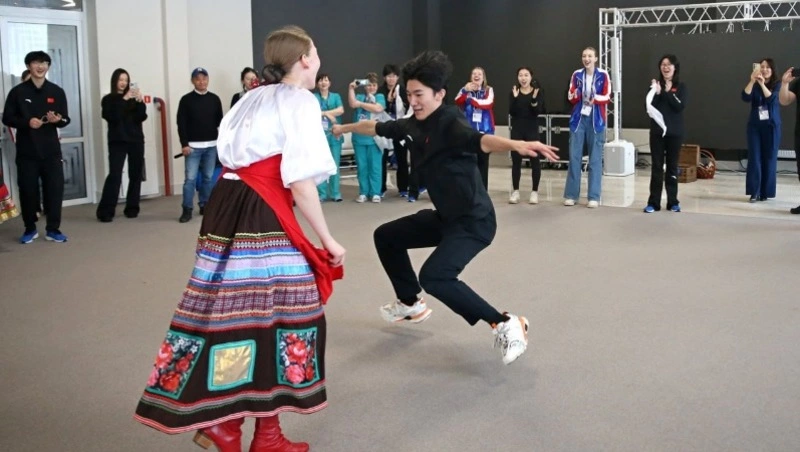 Спортсменов из Китая научили танцевать русские танцы на Сахалине