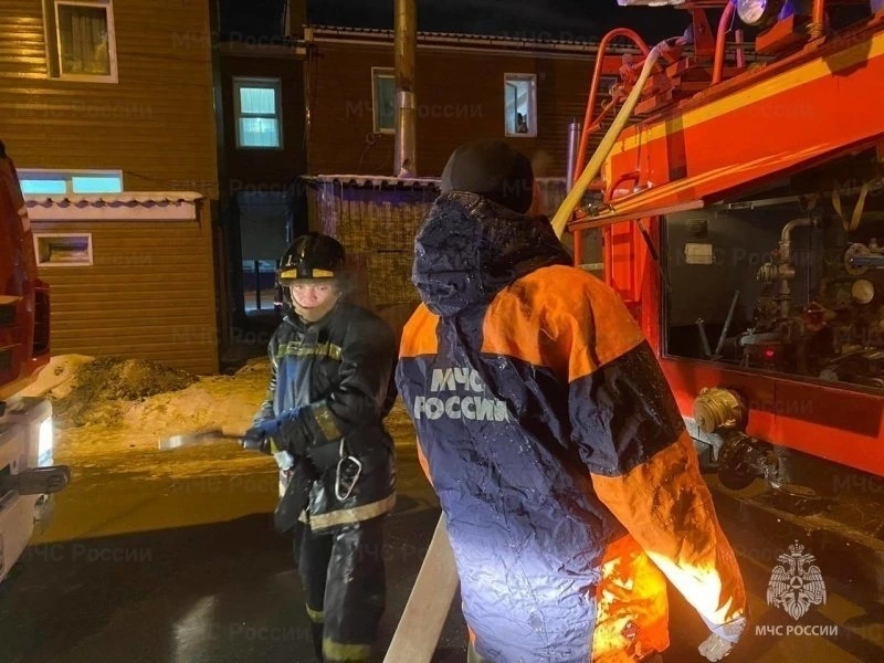 Четырех человек спасли пожарные из горящего дома в Ново-Александровске