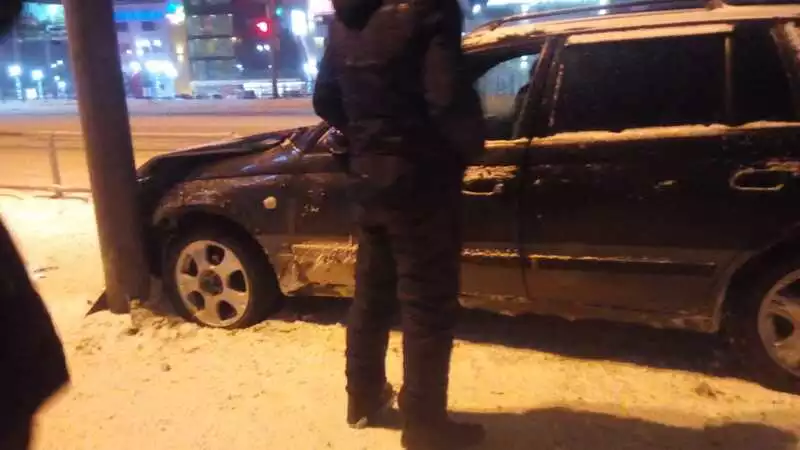 В Южно-Сахалинске машина вылетела на остановку, полную людей