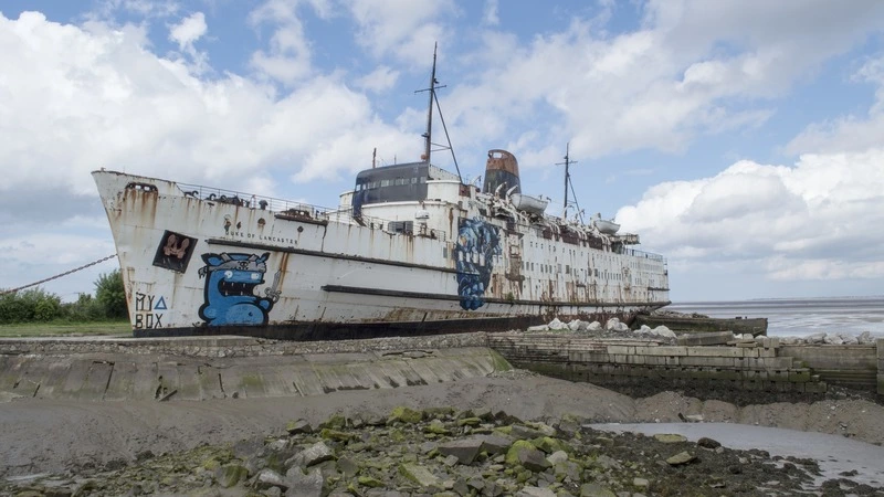 В Шахтерске судно застряло на мели из-за волнения моря
