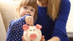 Сумму единого пособия для нуждающихся семей в 2023 году назвали в Минтруда