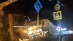 Грузовик улетел в кювет после ДТП с участием самосвала на Сахалине