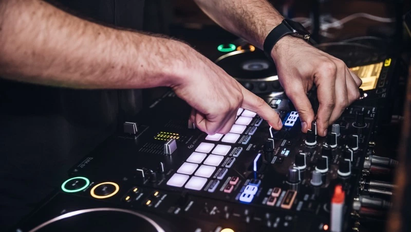 Вечеринки для взрослых в Южно-Сахалинске (21+): любимая детская игра и пляж