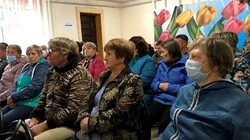 Жители Воскресенского пожаловались мэру Анивы на огромные счета за электричество