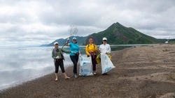 Более 130 волонтеров очистили бухту Тихую на Сахалине от мусора