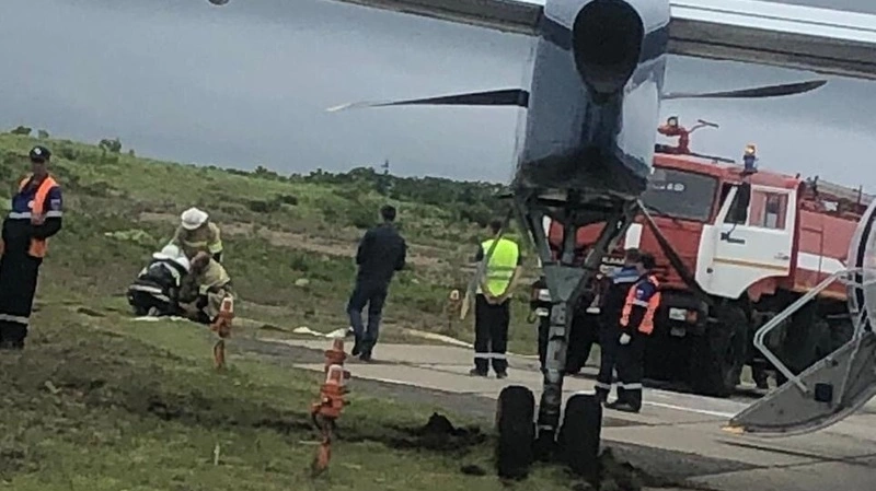 На Курилах при посадке шасси самолета «Авроры» вылезли за границу взлетной полосы