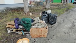 Строители в Южно-Сахалинске завалили хламом и залили бетоном лужайку