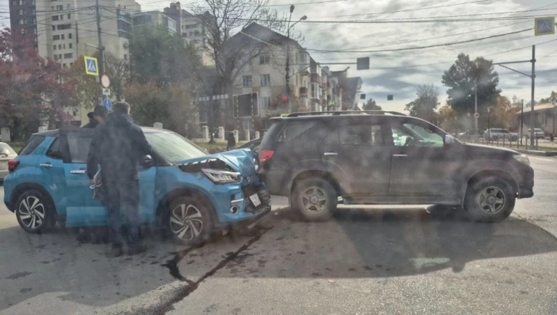 В центре Южно-Сахалинска столкнулись три автомобиля