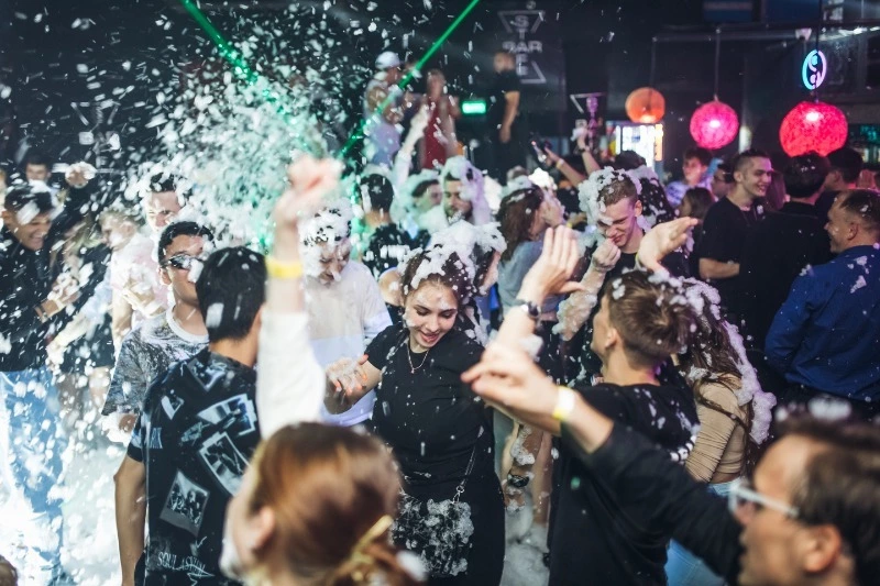 Афиша для взрослых в Южно-Сахалинске (21+): автовыставка и прощание с летом