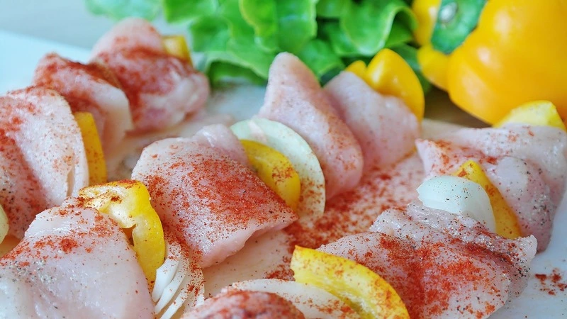 На Сахалине за неделю снизились цены на курицу, морковь, лук и томаты