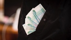 Житель Охи украл 15 тысяч рублей у знакомой после застолья