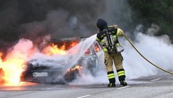 Пожарные за 2 минуты потушили горящий автомобиль в Александровске-Сахалинском