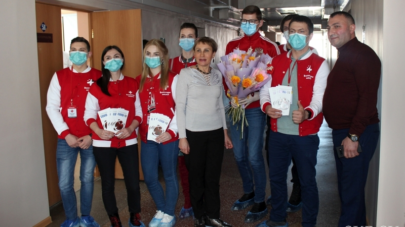 Перегруженным врачам Южно-Сахалинска подарили печеньки для поднятия настроения