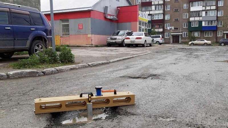 Власти объявили охоту на ямы, которые оставляют сахалинцев без колес