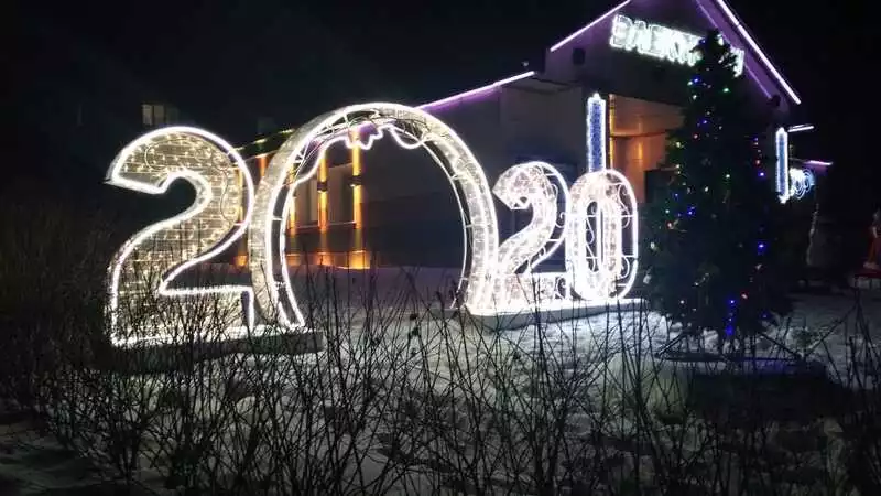 Обычные люди помогают Деду Морозу сделать Новый год на Сахалине сказочным