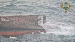 Троих членов экипажа потонувшего судна в Корсакове доставили на берег