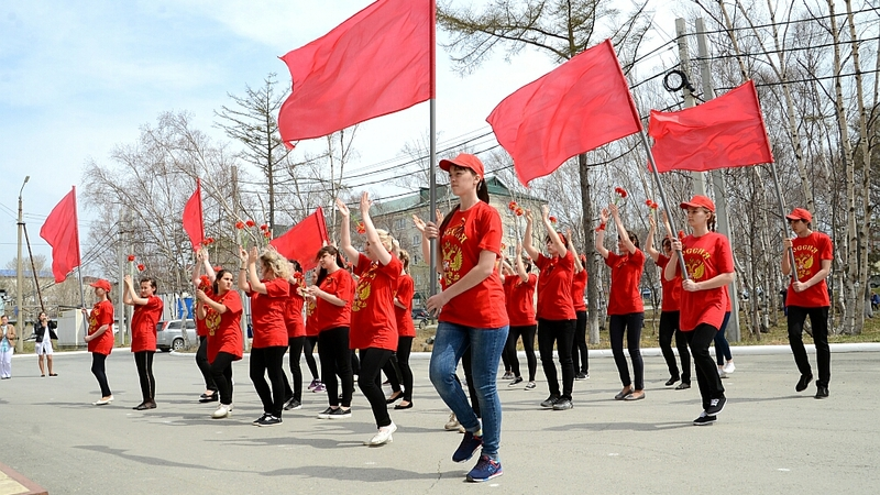 Медики в Южно-Сахалинске станцевали военный вальс ко Дню Победы