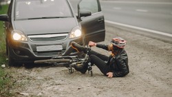 Мужчина на Toyota Camry сбил велосипедиста в Корсакове и уехал