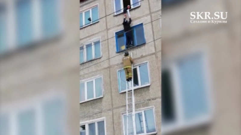 Пьяный сахалинец едва не сорвался вниз из окна многоэтажки