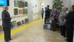Сахалинские художники передали более 50 картин Центру социального обслуживания «Долголетие»