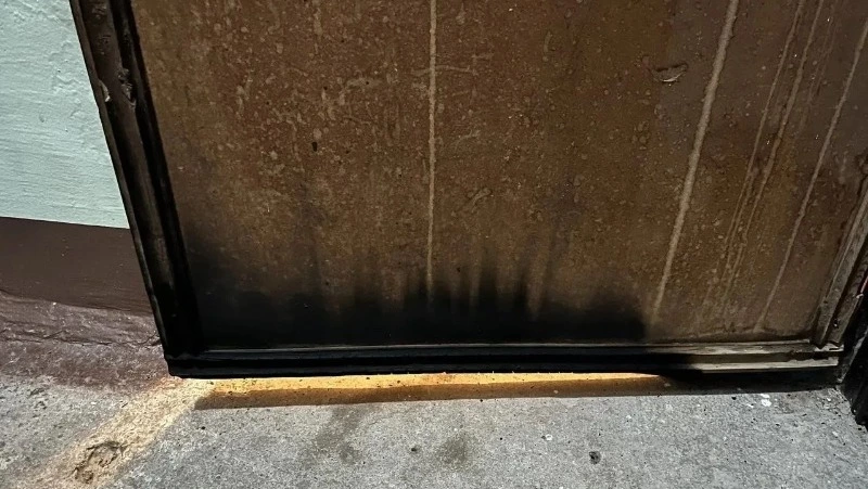 Неизвестный поджег входную дверь в квартиру в доме по улице Карьерной в Южно-Сахалинске