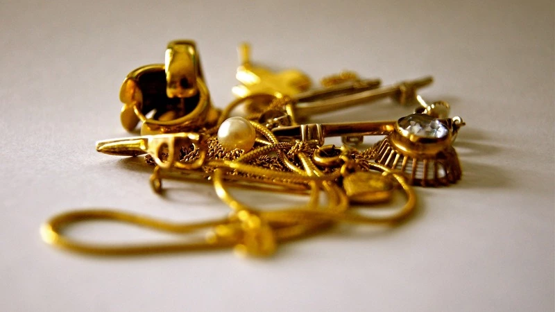 Жительница Макарова пришла в гости к подруге, а ушла от нее с золотом