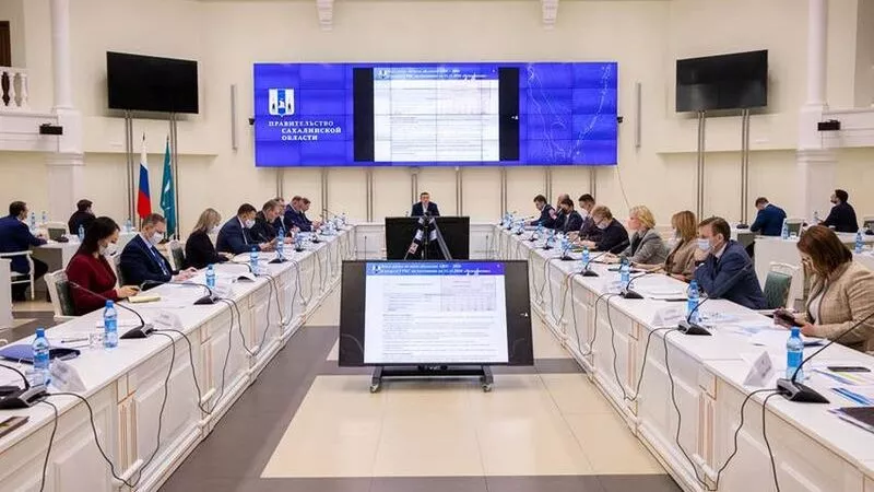 Валерий Лимаренко поручил усилить работу по расчистке городов и сел Сахалина от снега и льда