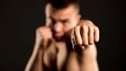 Пьяный драчун напал на полицейского в подъезде дома в Холмске