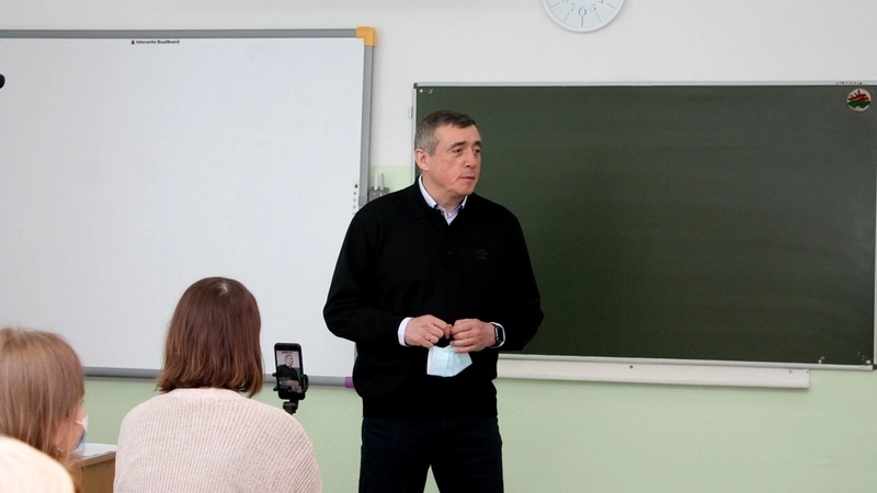 Губернатор Сахалина представил себя в роли педагога и выбрал необычные темы лекций